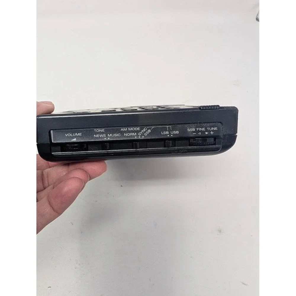 Sony Synthesized World Band Radio Receiver Vintage with case ICF-SW760G parts